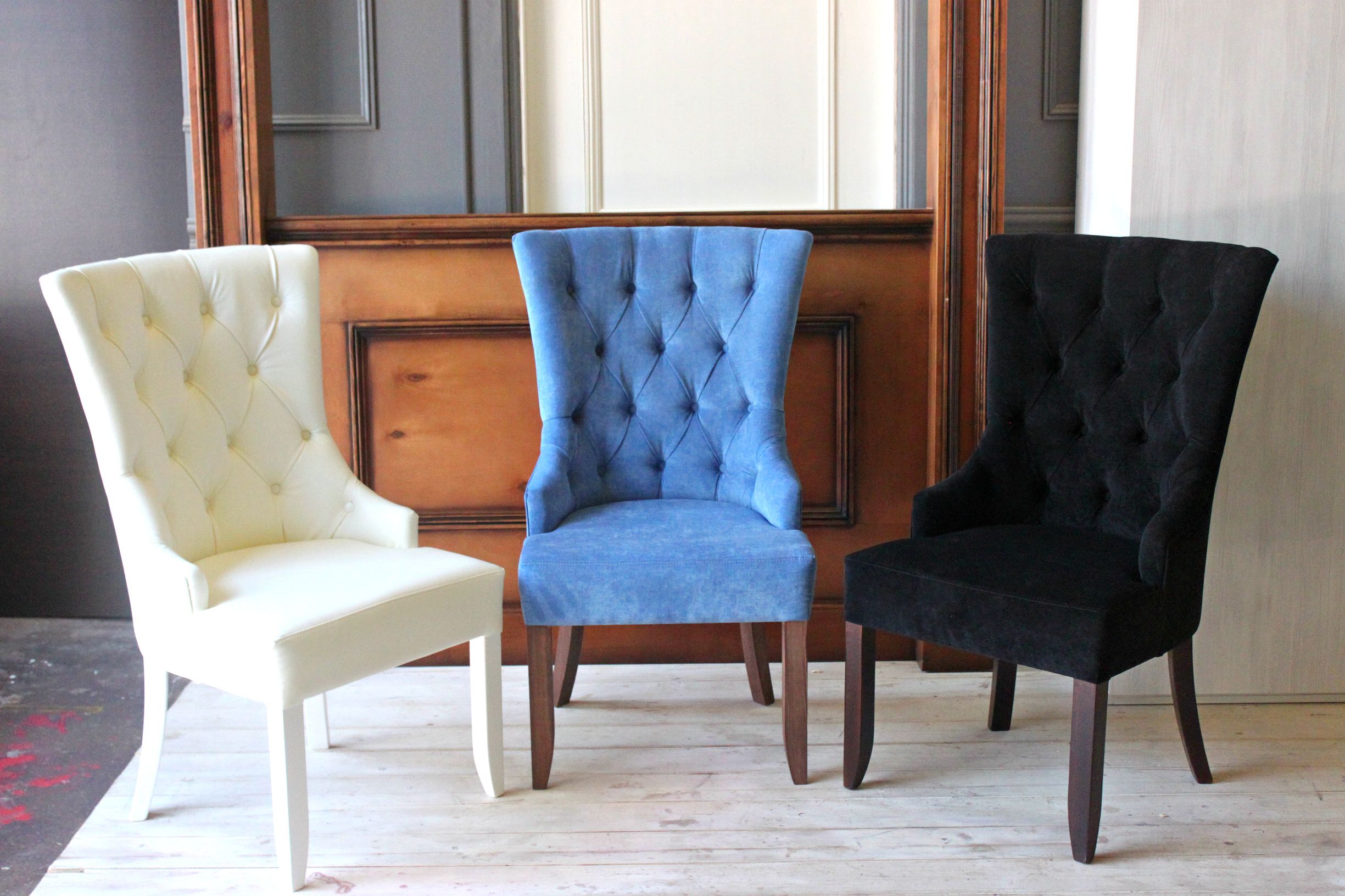 Современные мягкие стулья как элемент модной гостиной